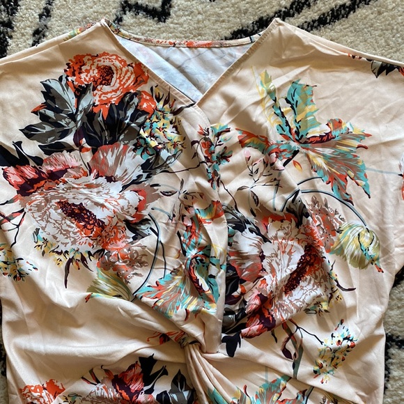 Cute Twist front blouse - Picture 2 of 7